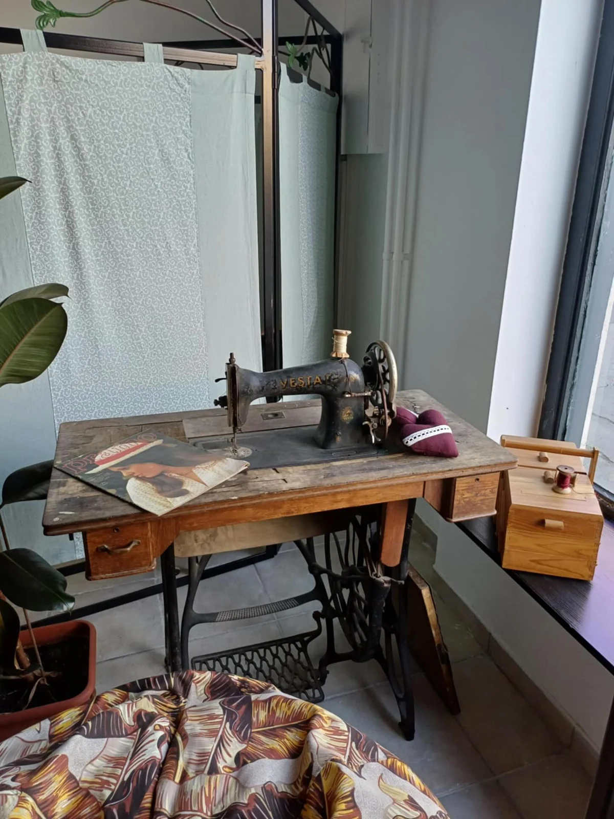 Alte Nähmaschine auf einem Holztisch am Fenster der Ditty-Werkstatt