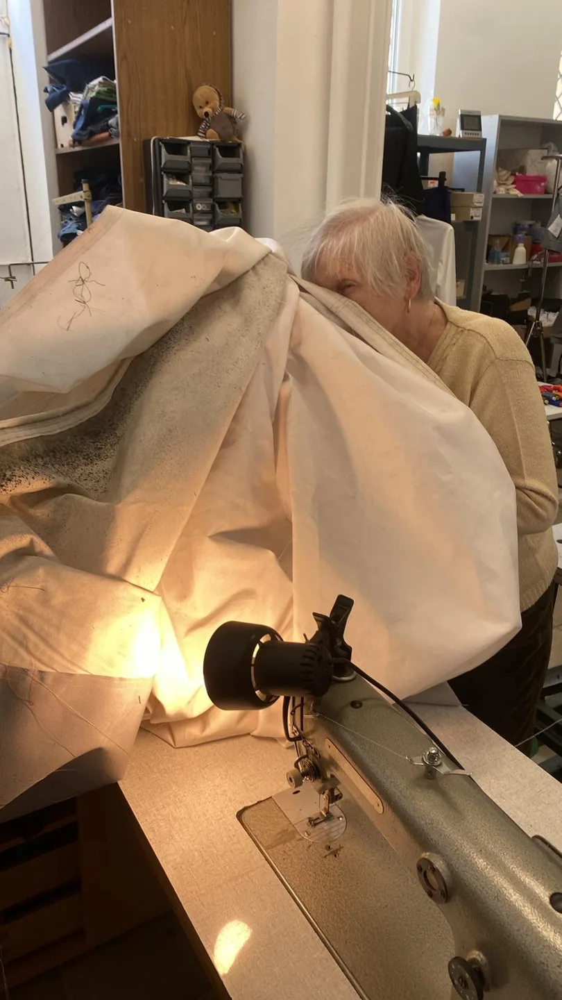 Heller Stoff an der Nähmaschine